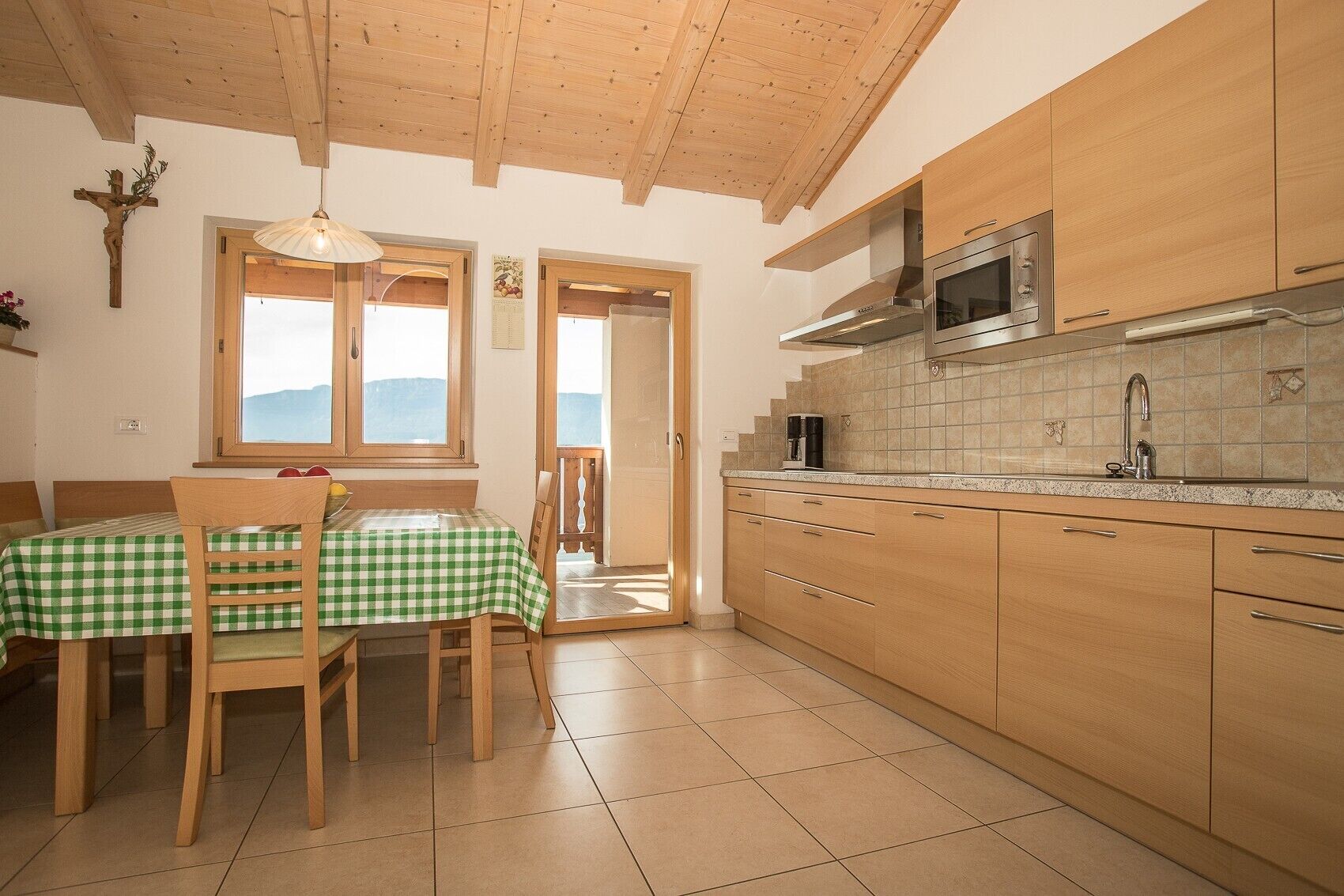 Micro-ondes, plaque de cuisson, lave-vaisselle, cafetière/bouilloire