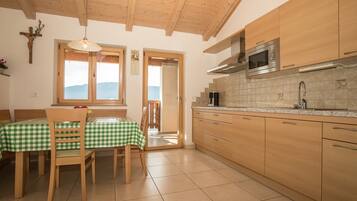 Een magnetron, een kookplaat, een vaatwasser