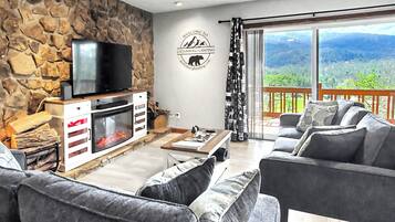 Smart-tv, een open haard, tafelvoetbal en een stereo