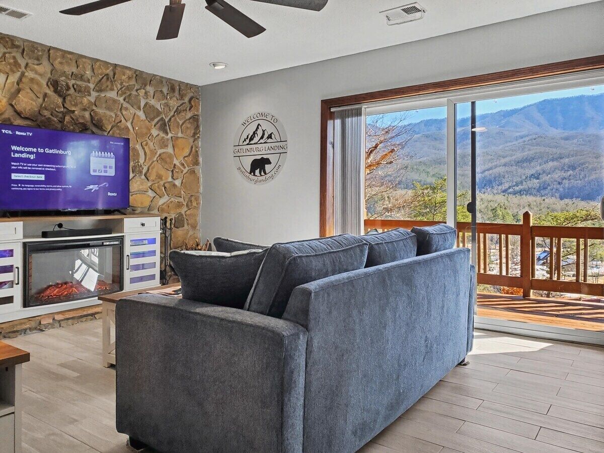 Älytelevisio, takka, pöytäjalkapallopöytä, stereot