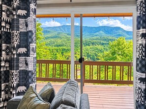 Ein Balkon mit Blick auf eine bewaldete Bergkette.