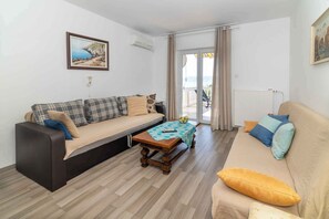 TV - Holiday apartment with terrace and barbecue (Novi Vinodolski)