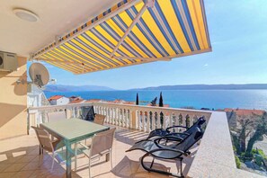 Outdoor dining - Holiday apartment with terrace and barbecue (Novi Vinodolski)