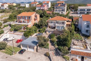Una zona residencial con varias casas de dos pisos, cada una con balcón y techo de tejas rojas.