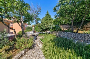 Property grounds - Holiday apartment with terrace and barbecue (Novi Vinodolski)