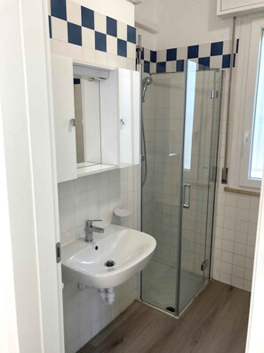 Bathroom - Holiday apartment with small furnished terrace (Lignano Sabbiadoro)
