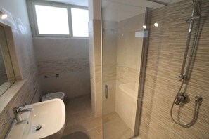 Bathroom - Holiday apartment mit Balkon und Meerblick (Lignano Sabbiadoro)