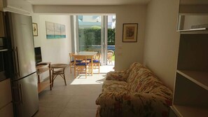 TV - Holiday apartment with common garden (Lignano Sabbiadoro)
