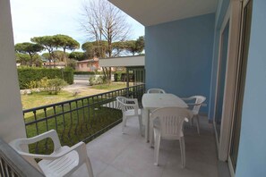 Outdoor dining - Holiday apartment mit Balkon (Lignano Sabbiadoro)