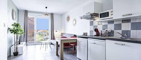 Køleskab, mikrobølgeovn, kogeplade, opvaskemaskine