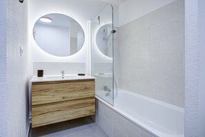 Shower - D. la Massane A N°201 - 2P4 (Argeles sur Mer)