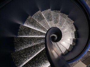 Una escala espiraltra amb acabat de terrazzo.
