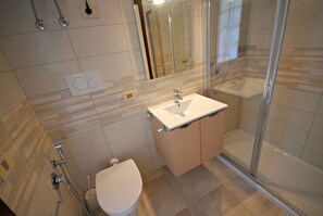 Bathroom - Holiday apartment mit Terrasse und Pool (Lignano Sabbiadoro)