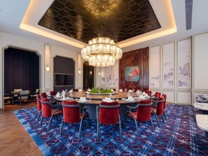 A conference room with a round table, red chairs, and a patterned carpet. - Sofitel Changzhou Hi-tech District (Zhenjiang)