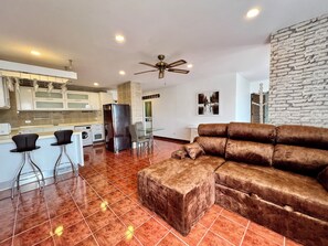 Living room - Stylish 1BR Sea-view Condo - 2 Balconies - View Talay 1 Jomtien (Pattaya)