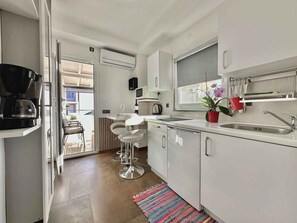 Fridge, microwave, stovetop, coffee/tea maker - Holiday flat with air conditioning (Krk)
