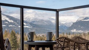 Outdoor dining - Revelstoke - Powder and Par Penthouse-New condo! (Revelstoke)