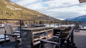Outdoor dining - Revelstoke - Powder and Par Penthouse-New condo! (Revelstoke)