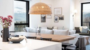 TV, fireplace - Revelstoke - Powder and Par Penthouse-New condo! (Revelstoke)