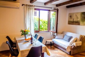 Dining - Holiday apartment with air conditioning (Pula)