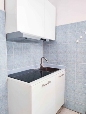 Fridge, stovetop - Holiday apartment mit Balkon (Jesolo)