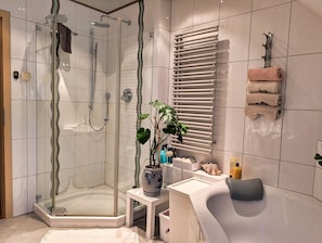 Hair dryer, towels, soap, toilet paper - Beautiful semi-detached house near Berlin with garden (Glienicke/Nordbahn)