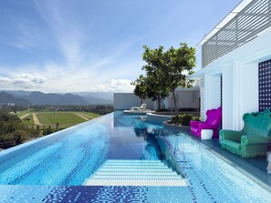 Outdoor pool - Stallionz by KLIQ (Ipoh)