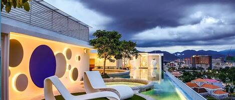 Una piscina al aire libre