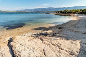 Beach - Holiday apartment with air conditioning and balcony (Novigrad)