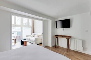1 bedroom, desk, iron/ironing board, Internet - Parisian Duplex 1BR/6P - in the heart of the Marais (Paris)