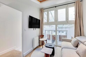 Smart TV, offices - Parisian Duplex 1BR/6P - in the heart of the Marais (Paris)