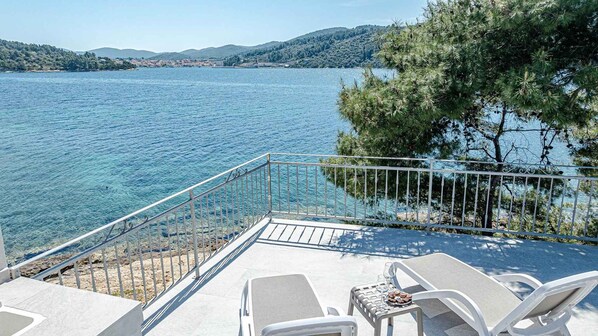 A balcony with a view of a lake, surrounded by trees and hills. - Holiday home mit Terrasse und Meerblick (Vela Luka)