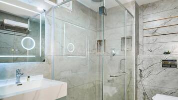 Doccia, asciugacapelli, pantofole, asciugamani