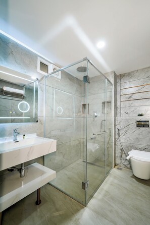 Shower, hair dryer, slippers, towels - Hotel Star Place - Chennai (Chennai)