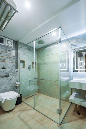 Shower, hair dryer, slippers, towels - Hotel Star Place - Chennai (Chennai)