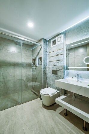 Executive Suite | Bathroom | Shower, hair dryer, slippers, towels - Hotel Star Place - Chennai (Chennai)