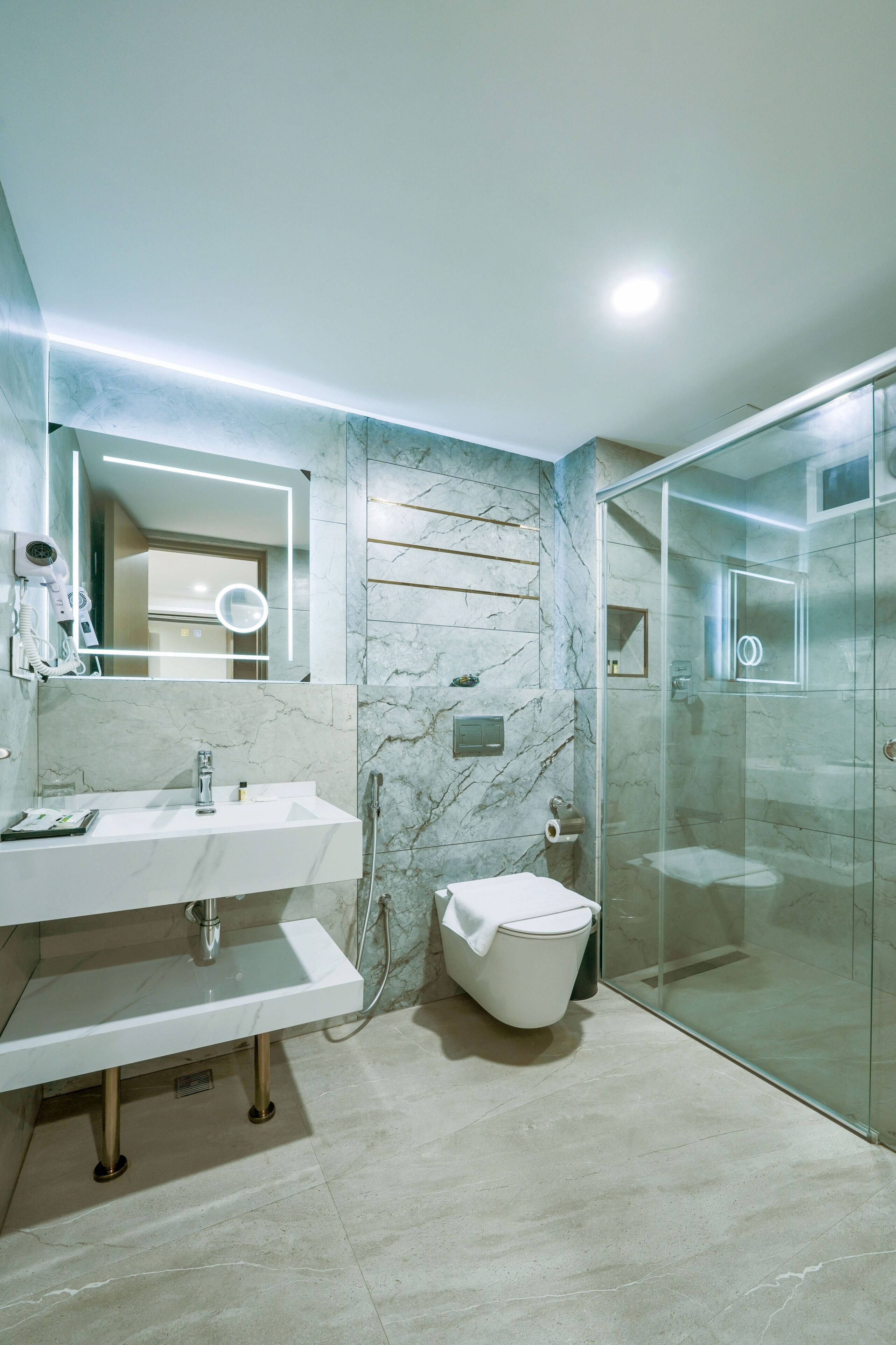 Een douche, een haardroger, pantoffels, handdoeken