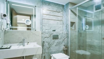 Een douche, een haardroger, pantoffels, handdoeken