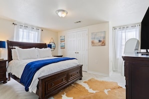 Premium Bungalow, Park View | Individually decorated, iron/ironing board, free WiFi - Joy Drive In RV Resort (Copperas Cove)