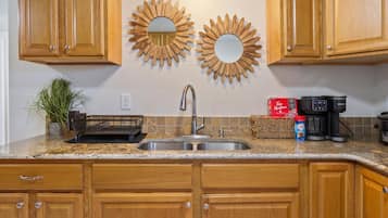 プレミアム バンガロー パークビュー | 専用キッチン | 電子レンジ、オーブン、調理器具と食器