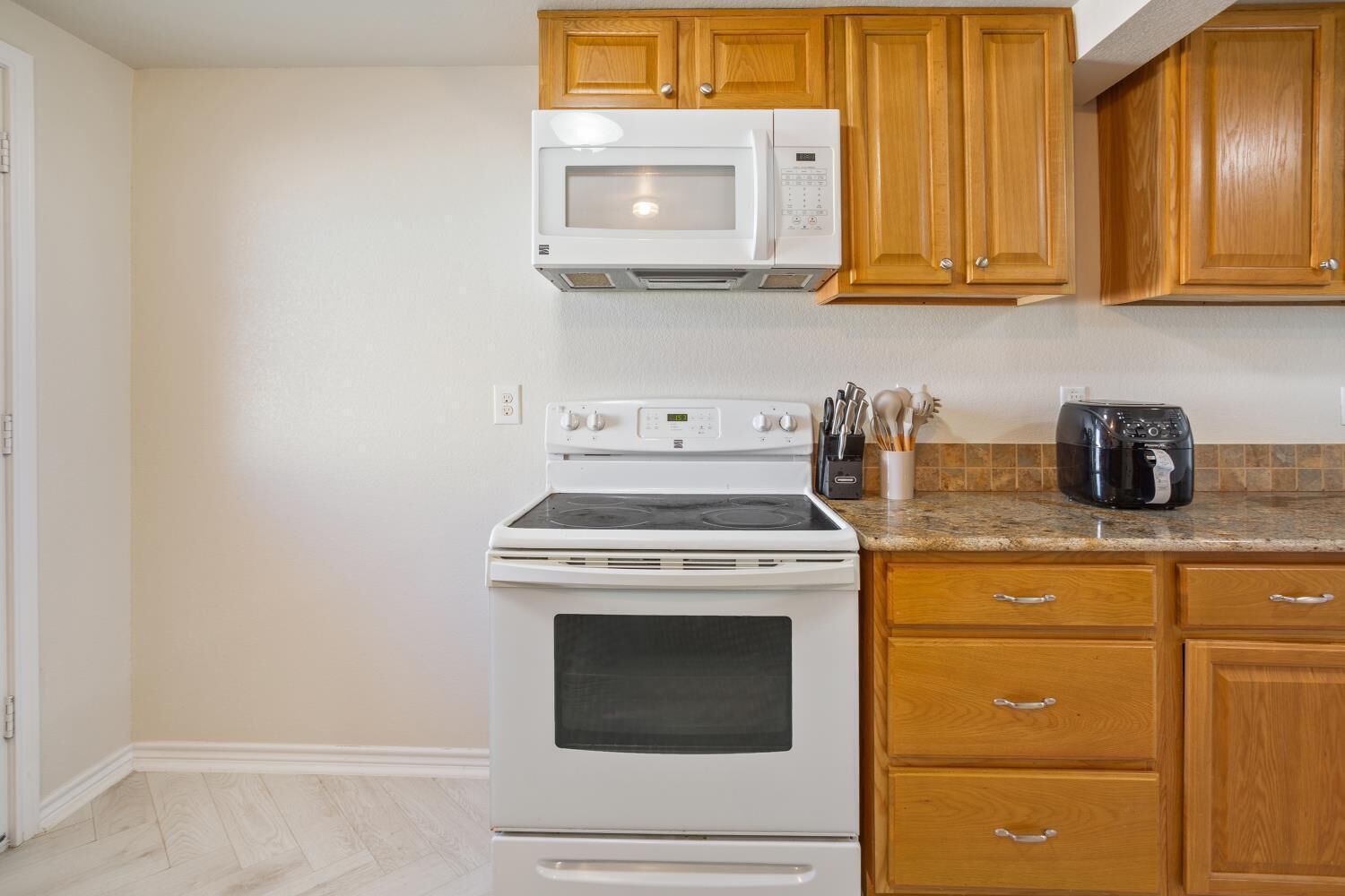 Superior-paritalo, näköala puistoon | Yksityinen keittiö | Mikroaaltouuni, uuni, keittoastiat/astiat/ruokailuvälineet