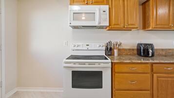 Superior-paritalo, näköala puistoon | Yksityinen keittiö | Mikroaaltouuni, uuni, keittoastiat/astiat/ruokailuvälineet