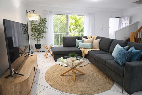 Beachside 2BR Apartment with Parking 1 Min Walk to The Strand Townsville