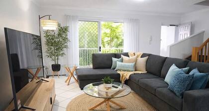 Beachside 2BR Apartment with Parking 1 Min Walk to The Strand Townsville