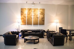 TV - Family Escape w/ Seasonal Pool, Kids Club, Spa l 3 Premium Rooms with Breakfast (Ciudad del Este)