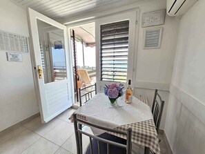 Dining - Holiday apartment with terrace and sea view (Crikvenica)