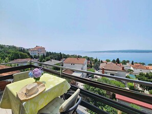 Outdoor dining - Holiday apartment with terrace and sea view (Crikvenica)