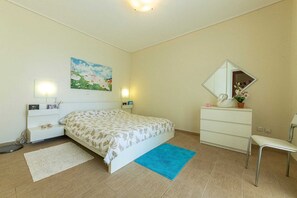 Tabla de planchar con plancha, wifi gratis, ropa de cama