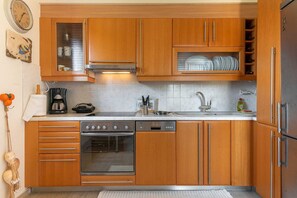 Frigorífico, horno, placa de cocina y lavavajillas