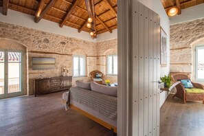 TV - Wood and Stone Ηouse, Cottage (Aegina)